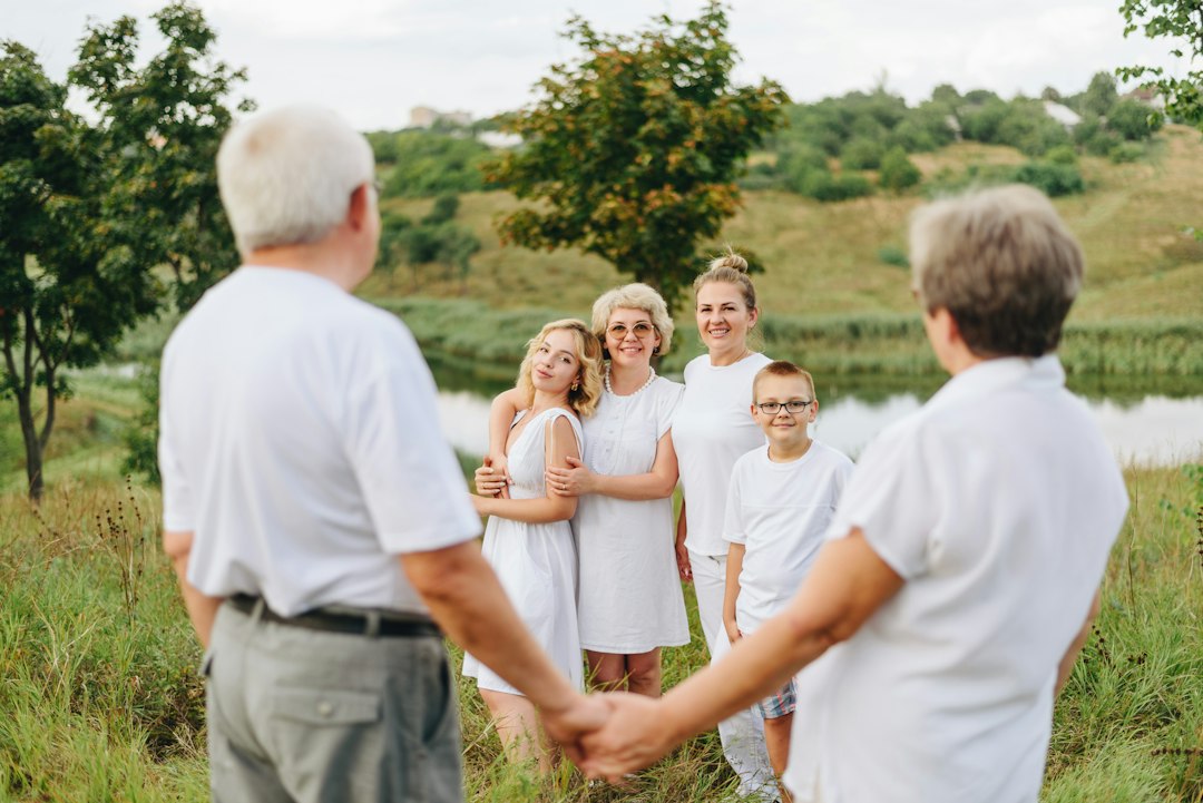 Fotograaf begeleidt een gezin tijdens een ontspannen portretsessie buiten