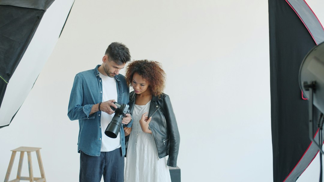 Fotograaf bespreekt wensen en locatie met aanstaande ouders voor een fotosessie