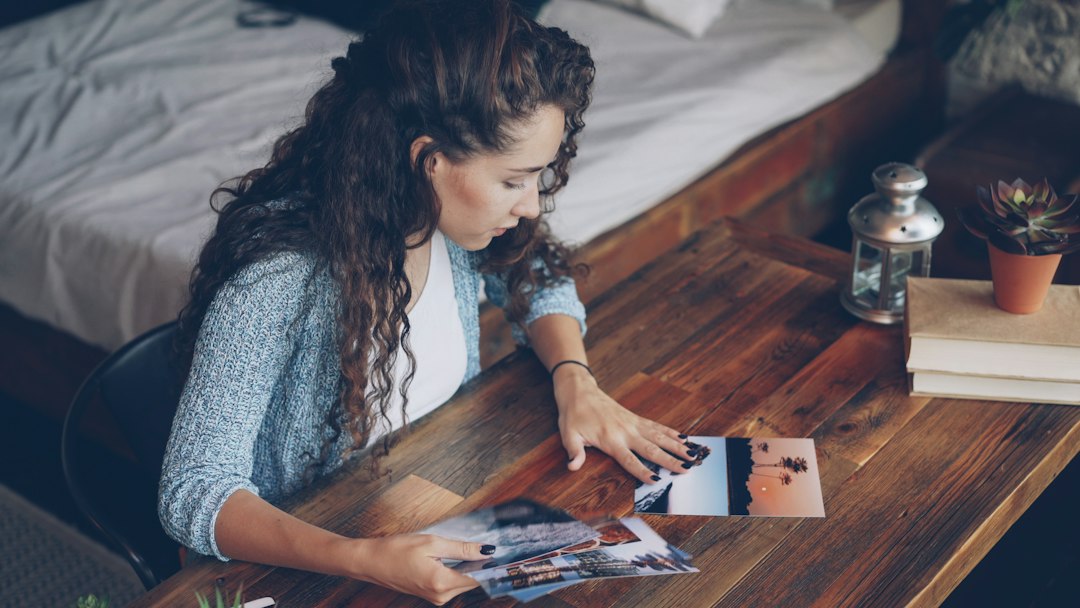 Fotograaf begeleidt een koppel tijdens een persoonlijke fotosessie buiten